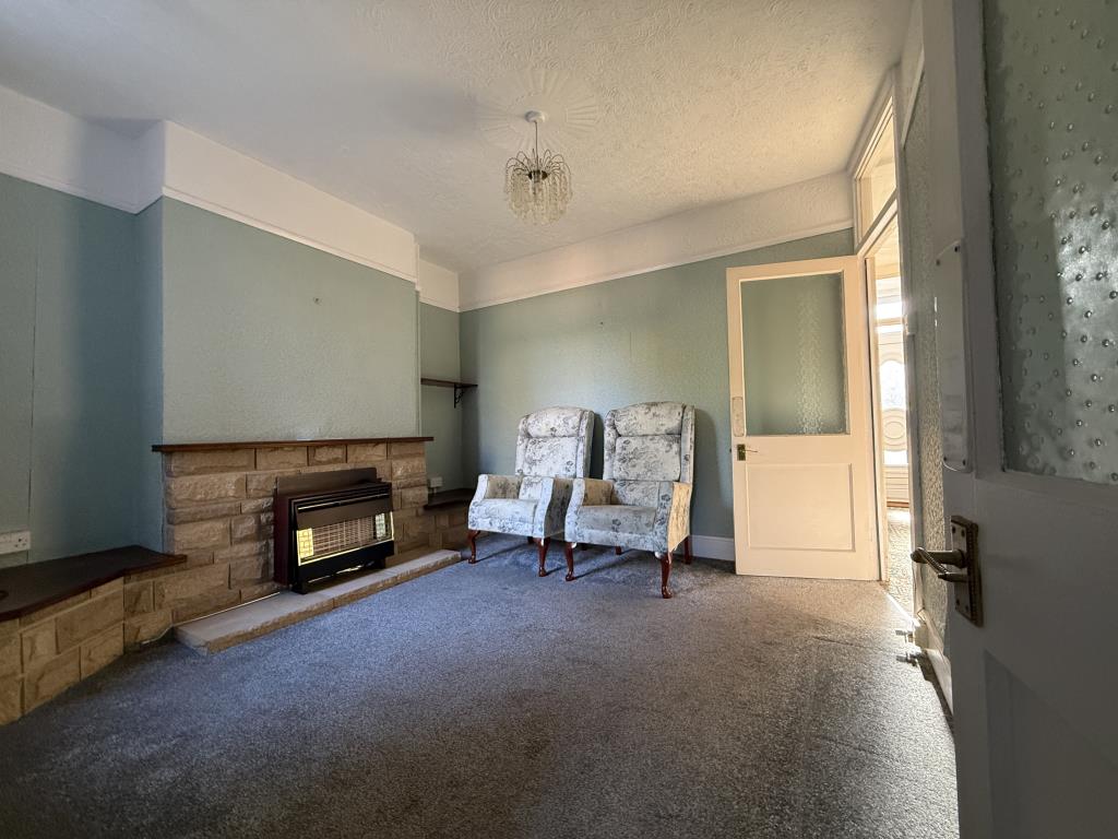 Lot: 132 - TWO-BEDROOM HOUSE FOR IMPROVEMENT - Dining room
